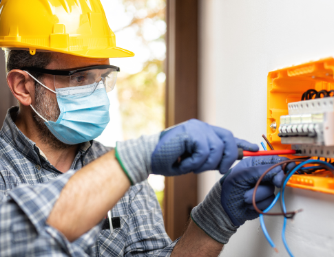 Homem na caixa de energia